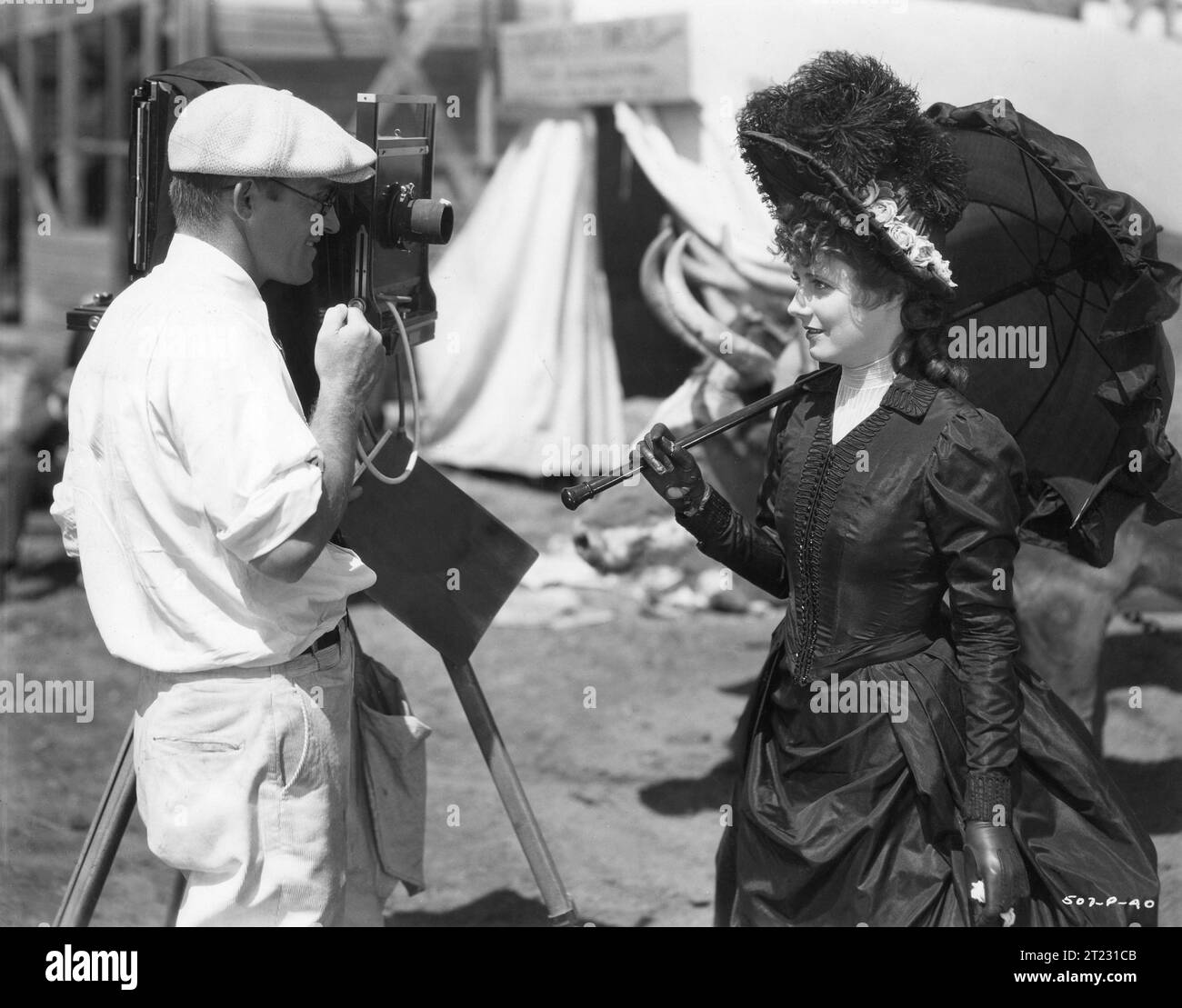 IRENE DUNNE wurde von dem still-Fotografen FRED HENDRICKSON am Set von CIMARRON 1931 fotografiert, in dem sie mit RICHARD DIX Director WESLEY RUGGLES den Roman EDNA FERBER Kostüm Design MAX REE Music MAX STEINER RKO Radio Pictures spielte Stockfoto