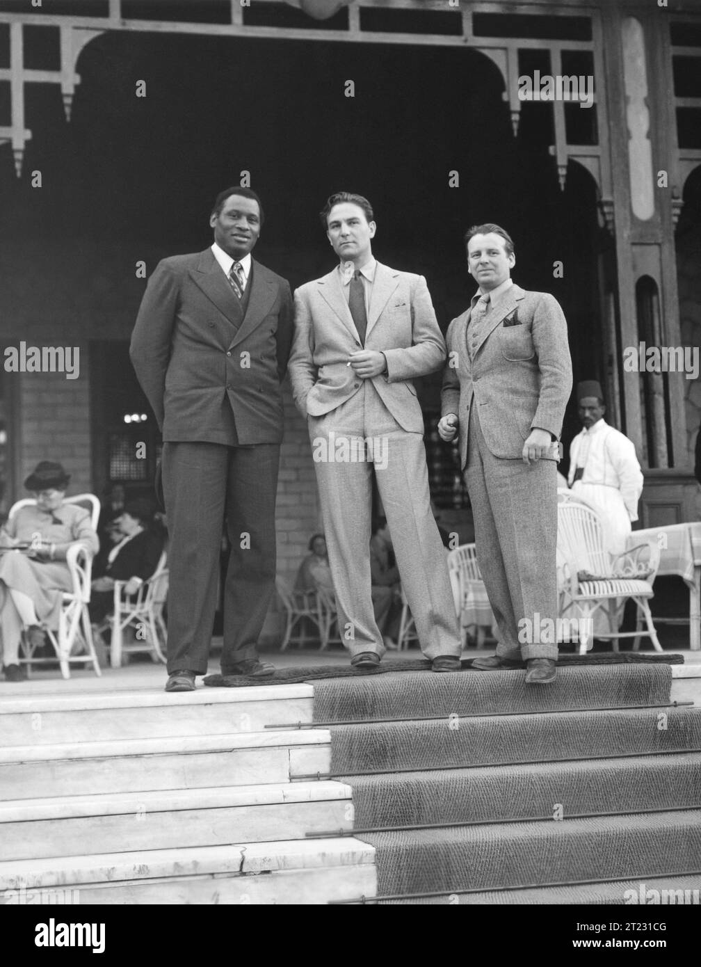 PAUL ROBESON HENRY WILCOXON und WALLACE FORD vor einem Hotel IN KAIRO
