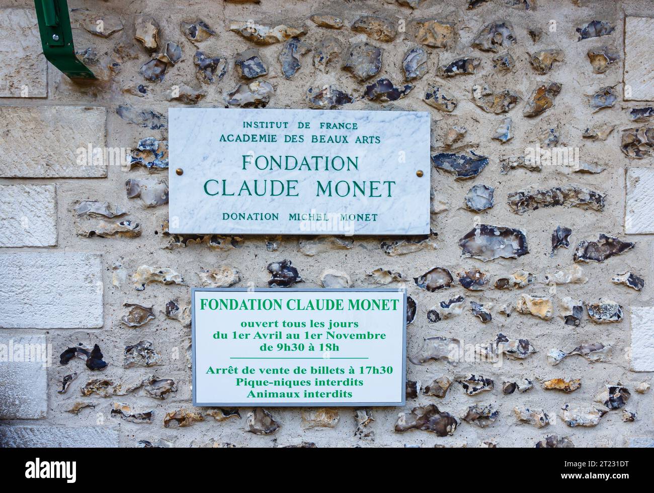 Eine Steintafel der Fondation Claude Monet am Eingang zu Giverny, dem Garten des französischen impressionistischen Malers Claude Monet, Normandie, Nordfrankreich Stockfoto