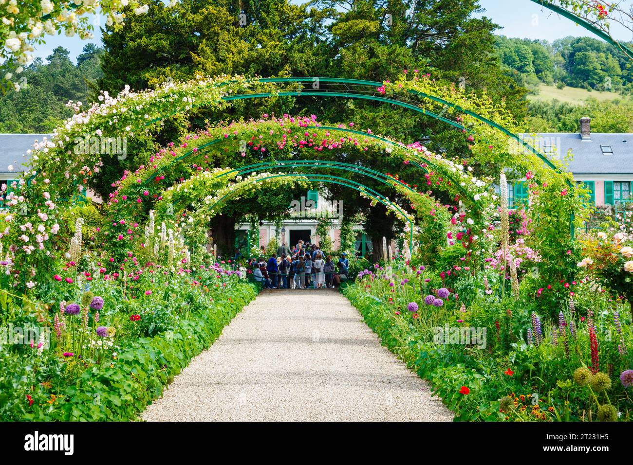 Rosenbögen und farbenfrohe Sommerblumenränder in Giverny, dem Garten des französischen impressionistischen Malers Claude Monet, Normandie, Nordfrankreich Stockfoto