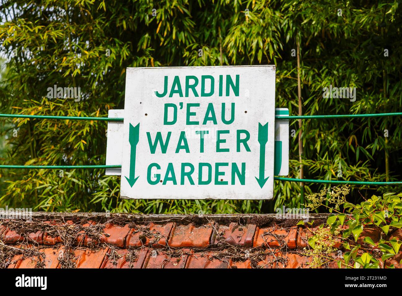 Wegweiser zum Wassergarten in Giverny, dem Garten des französischen impressionistischen Malers Claude Monet, Normandie, Nordfrankreich Stockfoto