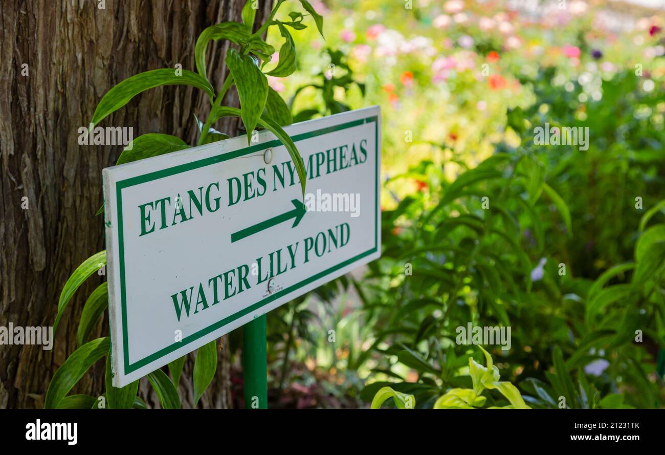 Schild mit Wegbeschreibung zum berühmten Wasserlilienteich in Giverny, dem Garten des französischen impressionistischen Malers Claude Monet, Normandie, Nordfrankreich Stockfoto