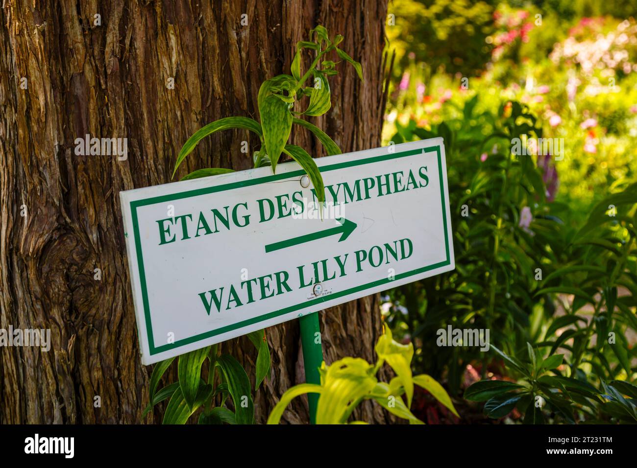 Schild mit Wegbeschreibung zum berühmten Wasserlilienteich in Giverny, dem Garten des französischen impressionistischen Malers Claude Monet, Normandie, Nordfrankreich Stockfoto
