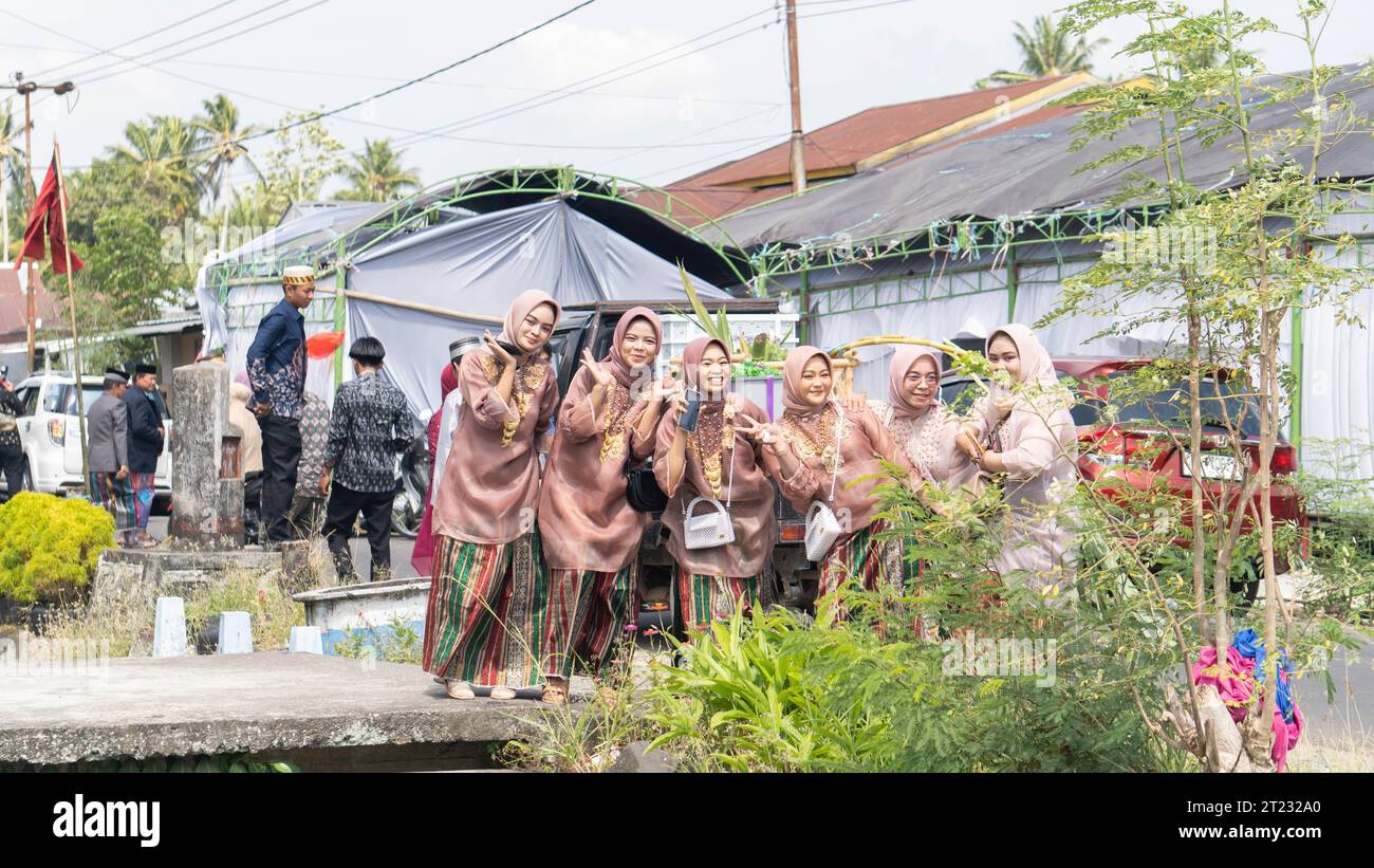 Pinrang Indonesia, 16. Oktober 2023: Frau in Bodo-Mode, typische Kleidung für Frauen aus dem Stamm der Bugis von Süd-Sulawesi, moderne Bodo-Kleidung, Stockfoto