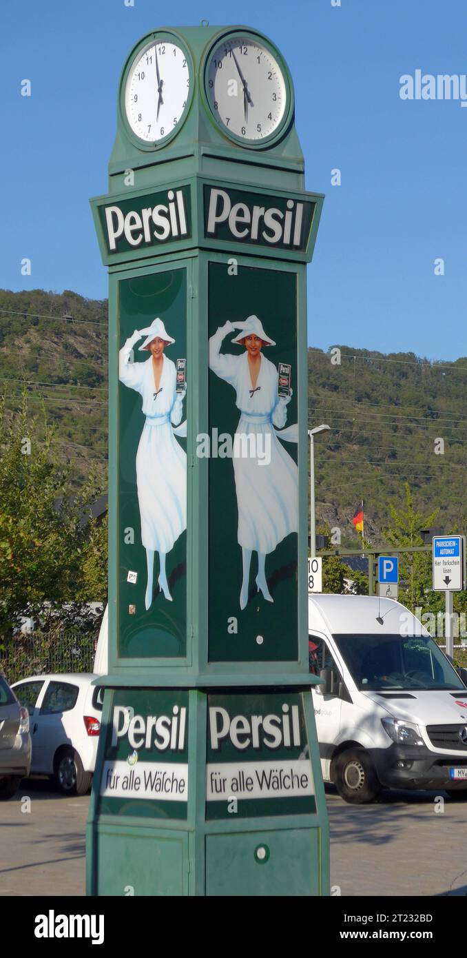 Werbesäule des Henkel-Konzerns für das Waschmittel Persil in Boppard am Rhein Rheinland-Pfalz. Die sogenannte Persiluhr zeigt ein Werbemotiv mit der legendären Weißen Dame, das 1922 für die Persil-Reklame eingeführt wurde. *** Werbesäule der Henkel Gruppe für das Waschmittel Persil in Boppard an der Rheinland-Pfalz die sogenannte Persiluhr zeigt ein Werbemotiv mit der legendären Weißen Dame, das 1922 für Persil Advertising Credit: Imago/Alamy Live News eingeführt wurde Stockfoto