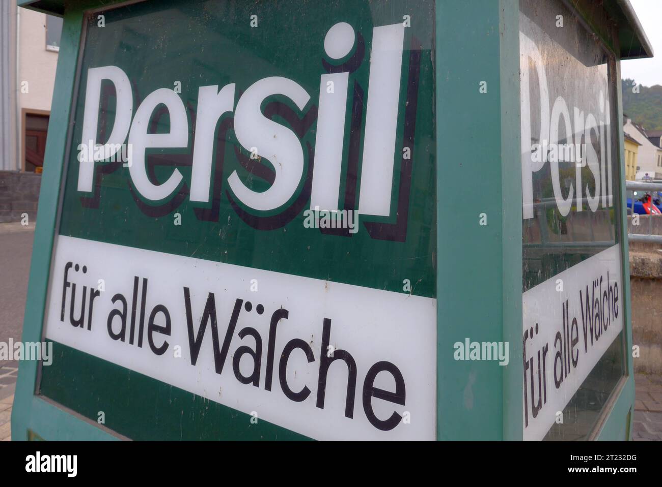 Werbesäule des Henkel-Konzerns für das Waschmittel Persil in Boppard am Rhein Rheinland-Pfalz. Die sogenannte Persiluhr zeigt ein Werbemotiv mit der legendären Weißen Dame, das 1922 für die Persil-Reklame eingeführt wurde. *** Werbesäule der Henkel Gruppe für das Waschmittel Persil in Boppard an der Rheinland-Pfalz die sogenannte Persiluhr zeigt ein Werbemotiv mit der legendären Weißen Dame, das 1922 für Persil Advertising Credit: Imago/Alamy Live News eingeführt wurde Stockfoto