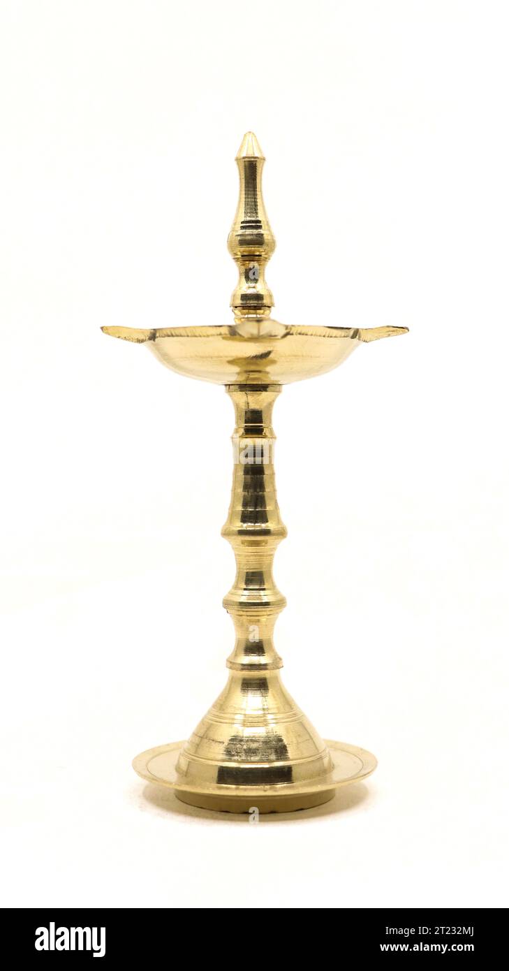 Eine einzigartige, antike Öldochtlampe oder Diya oder Vilakku aus Messing, die für Rituale und Gottesdienste als Tradition in der hinduistischen Kultur isoliert verwendet wird Stockfoto