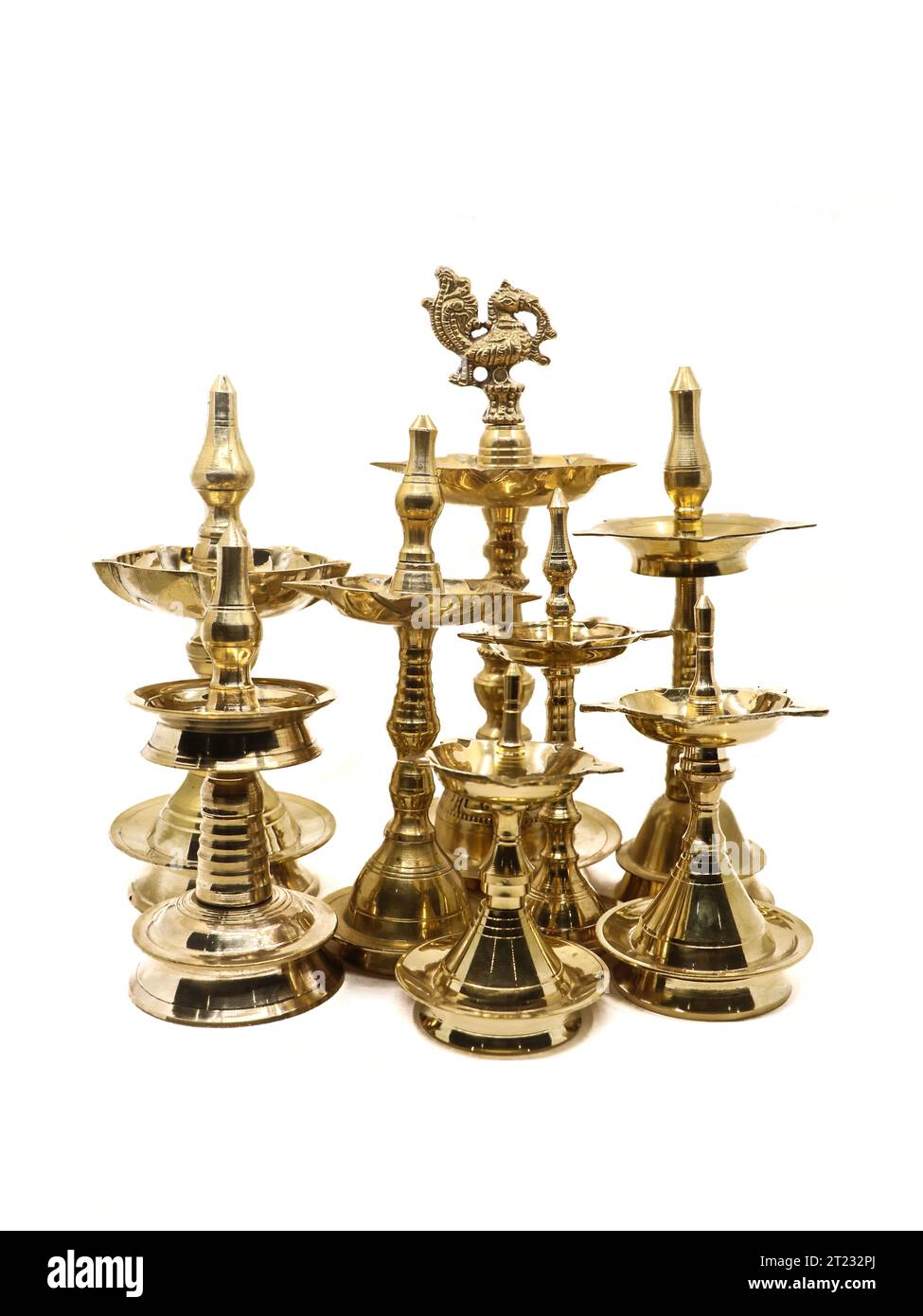 Eine Sammlung seltener, antiker Öllampen verschiedener Größen in traditionellen Formen und Designs aus goldenem Messing isoliert Stockfoto