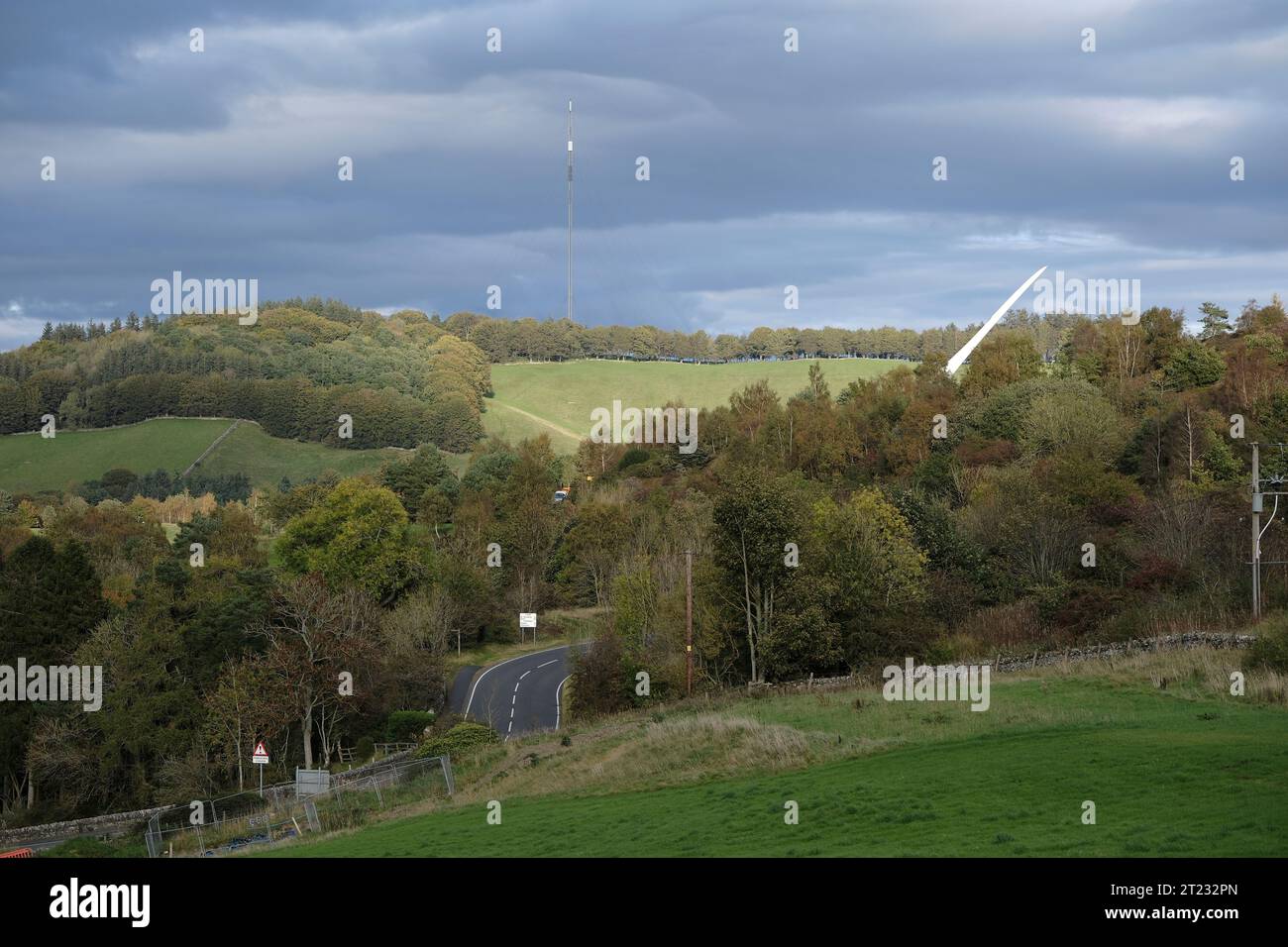 Selkirk, Großbritannien. Oktober 2023. Ein Windturbinenschaufel auf dem Weg zu einer neuen Anlage in der Nähe von Hawick, ein Verkehrskonvoi machte die Reise von einem Haltepunkt auf der A68 bei St Boswells nach Selkirk auf der A699, dann navigierte er an einer ungünstigen Kreuzung an der A7 Selkirk, auf der A7 nach Süden hält sie über Nacht an, bevor sie weiter zum Ziel am Windpark Pines Burn geht. Es handelt sich um ein 36-MW-Projekt ohne Subventionen für Onshore-Windenergie, das sich auf dem Harwood Estate in der Nähe der Bonchester Bridge und Hawick in den schottischen Grenzen befindet. (Quelle: Rob Gray/Alamy Live News Stockfoto