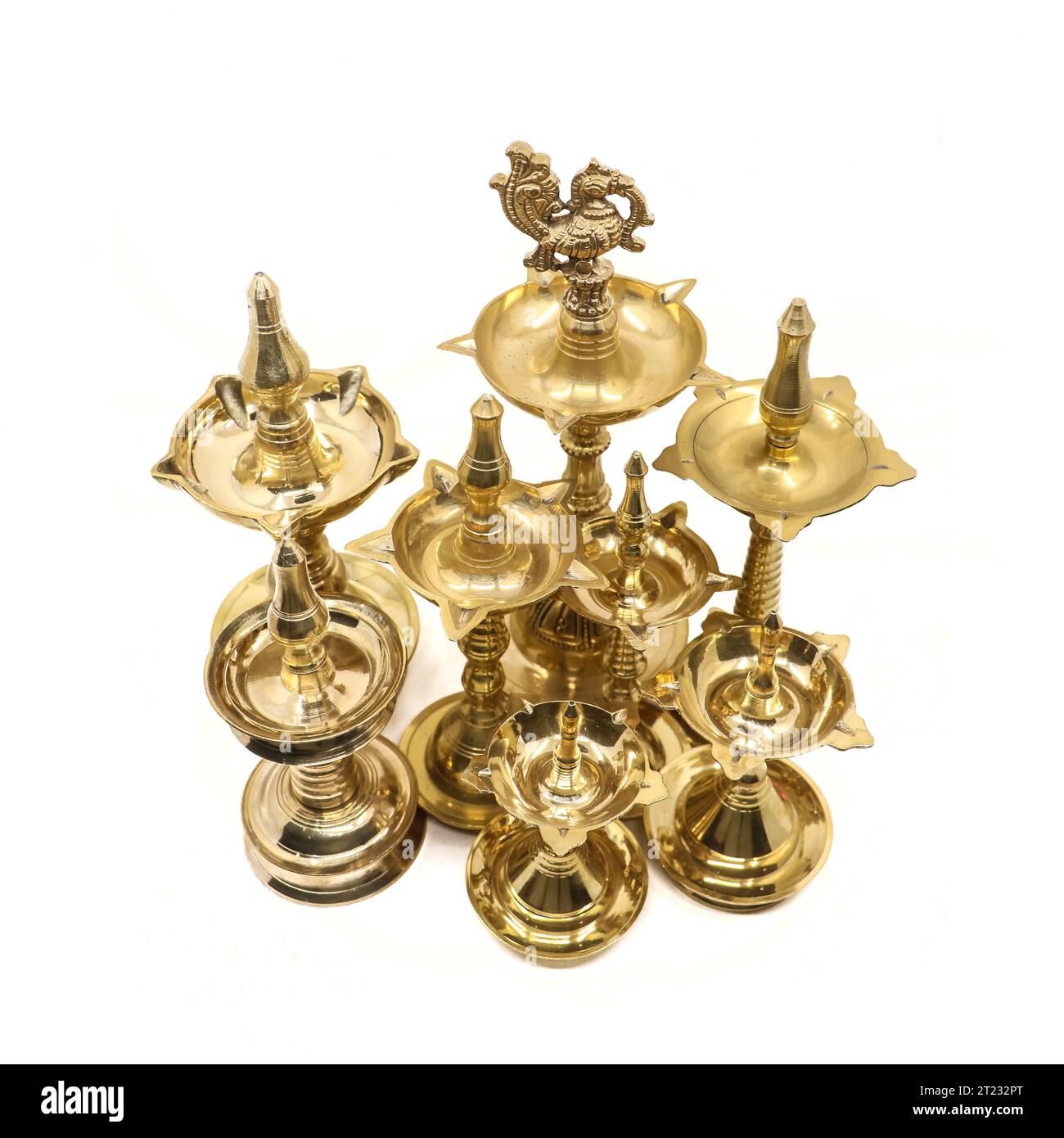 Eine Sammlung seltener, antiker Öllampen verschiedener Größen in traditionellen Formen und Designs aus goldenem Messing isoliert Stockfoto