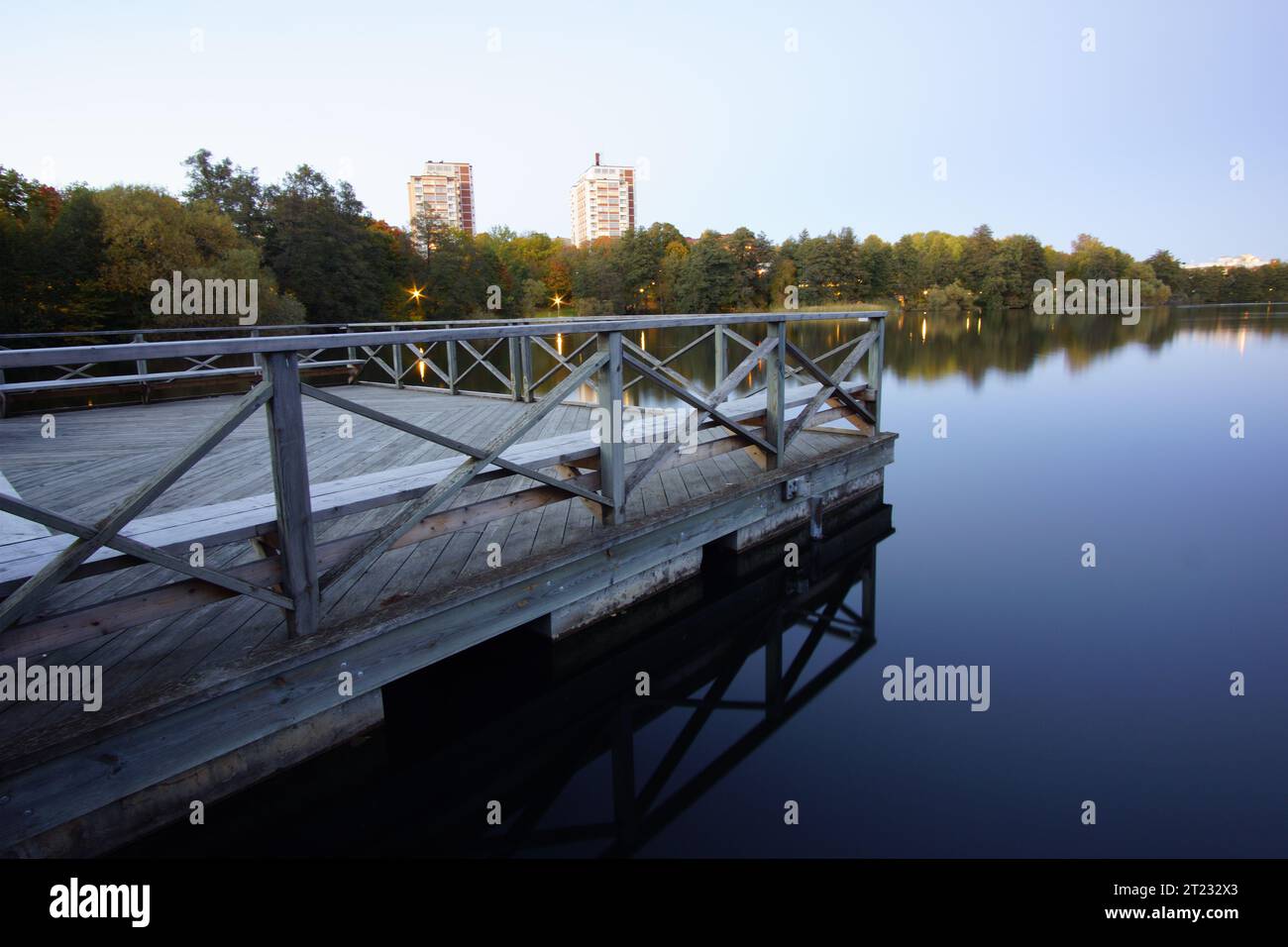 Stockholm, Schweden Ein Wohnturm im Stadtteil Grondal spiegelt sich im Trekanten-See Stockfoto