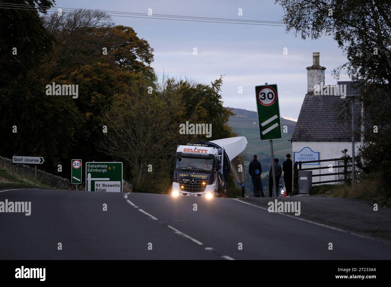 Selkirk, Großbritannien. Oktober 2023. Ein Windturbinenschaufel auf dem Weg zu einer neuen Anlage in der Nähe von Hawick, ein Verkehrskonvoi machte die Reise von einem Haltepunkt auf der A68 bei St Boswells nach Selkirk auf der A699, dann navigierte er an einer ungünstigen Kreuzung an der A7 Selkirk, auf der A7 nach Süden hält sie über Nacht an, bevor sie weiter zum Ziel am Windpark Pines Burn geht. Es handelt sich um ein 36-MW-Projekt ohne Subventionen für Onshore-Windenergie, das sich auf dem Harwood Estate in der Nähe der Bonchester Bridge und Hawick in den schottischen Grenzen befindet. (Quelle: Rob Gray/Alamy Live News Stockfoto