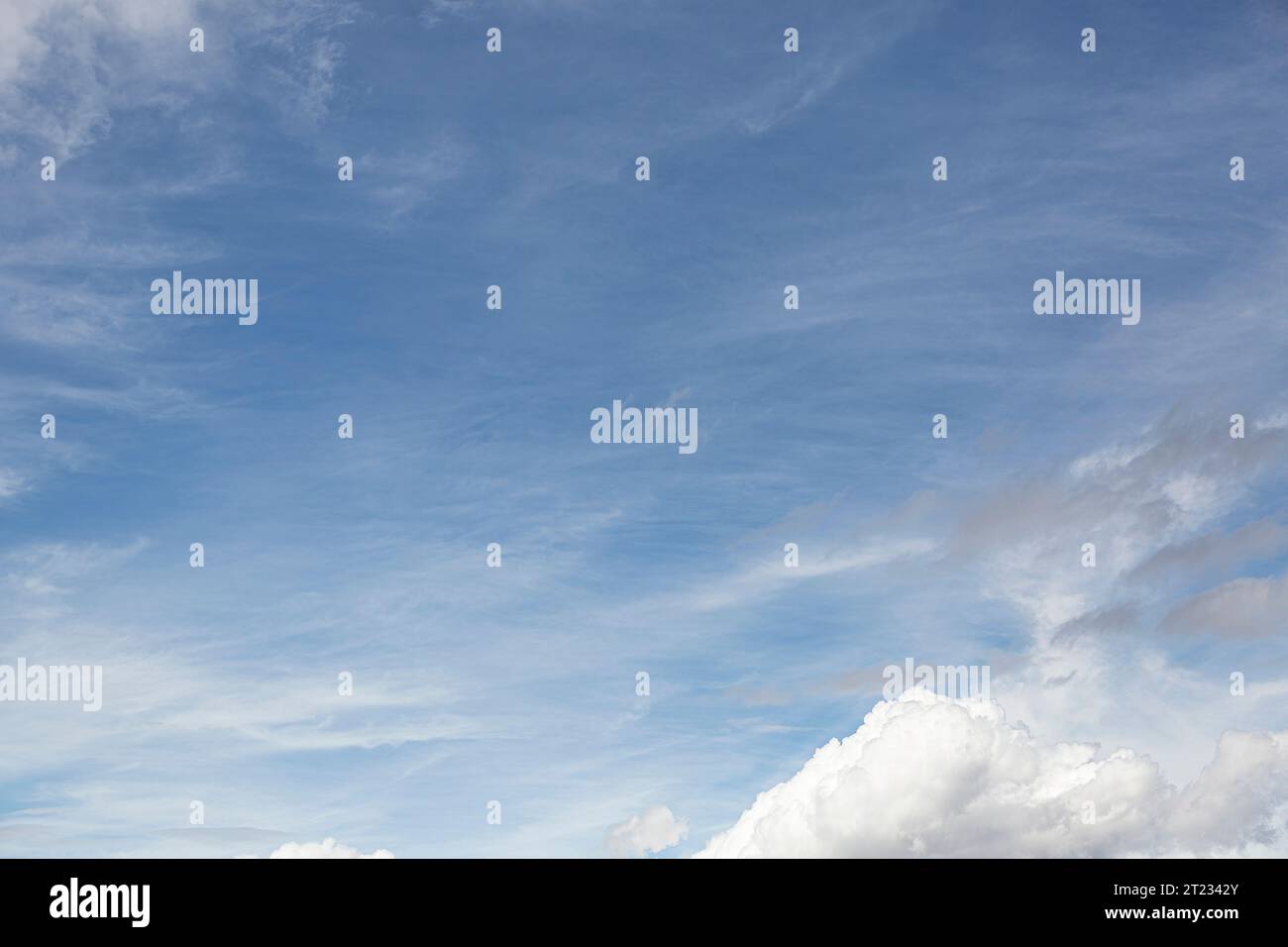 Bild eines teils bewölkten und teils klaren Himmels während des Tages ohne Horizont Stockfoto