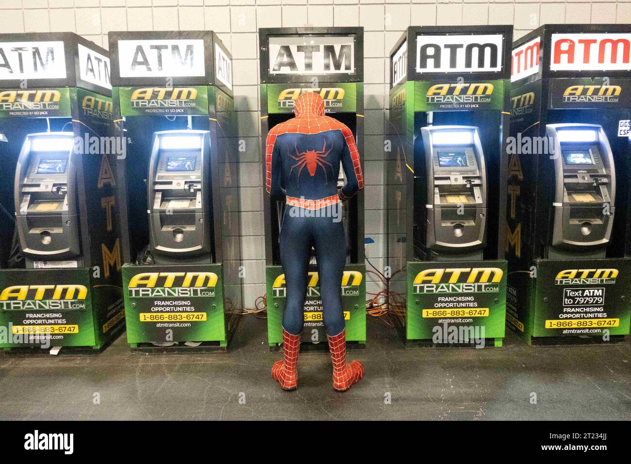 New York, New York, USA. Oktober 2023. Ein Fan von Spider-man Cosplay an einem Geldautomaten auf der New York Comic Con 2023 im Jacob Javits Center am 14. Oktober 2023 in New York. (Kreditbild: © Bryan Smith/ZUMA Press Wire) NUR REDAKTIONELLE VERWENDUNG! Nicht für kommerzielle ZWECKE! Stockfoto