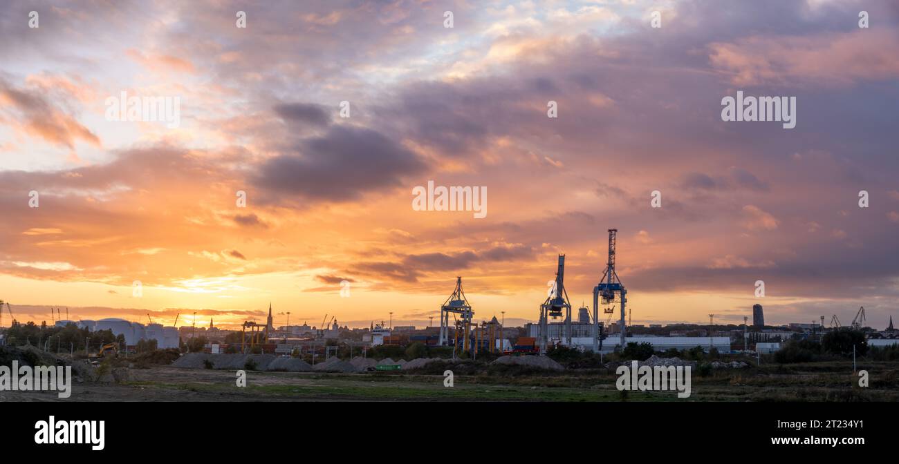 Sonnenuntergang über dem Industriegebiet Stockfoto
