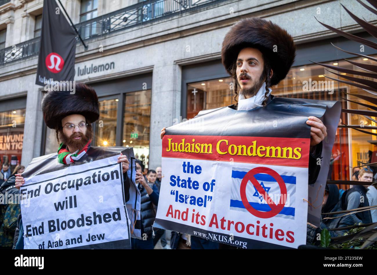 London, Großbritannien. 14. Oktober 2023: Männer der antizionistischen jüdischen Gruppe Neturei Karta, oder Guardians of the City, protestieren in London gegen Palestin Stockfoto