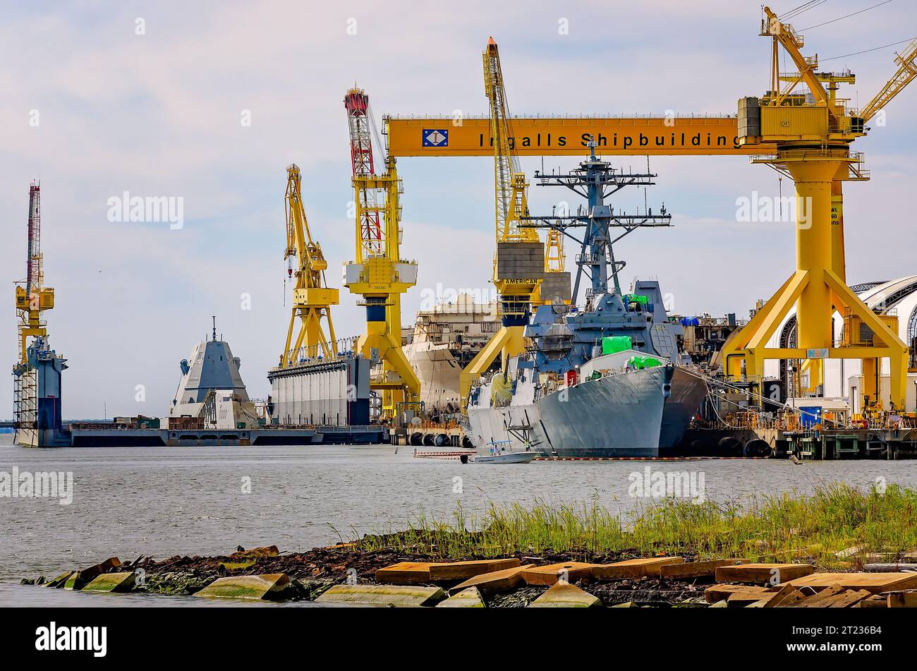 Militärkriegsschiffe sind im Bau bei Ingalls Shipbuilding, einer Abteilung von Huntington Ingalls Industries in Pascagoula, Mississippi. Stockfoto