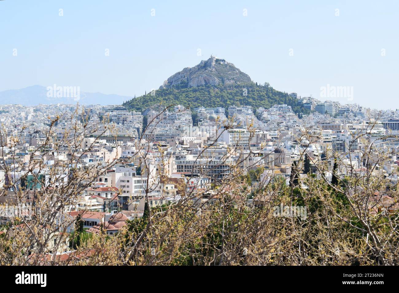 Mount Lycabettus, ein Hügel in Athen, Griechenland, auf 300 Metern (908 Fuß) über dem Meeresspiegel. Stockfoto