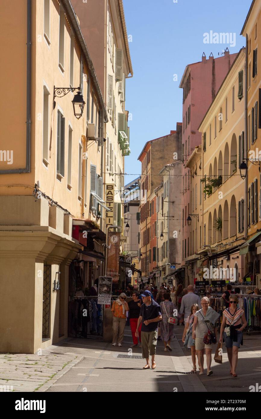 Korsika, Ajaccio, Rue Cardinal Fesch: Einheimische und Touristen mischen sich an einem sonnigen Nachmittag im Frühling auf dieser belebten Fußgängerzone. Stockfoto