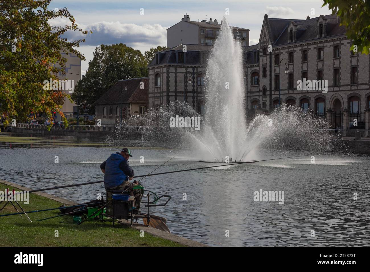Ein Fischer mit ernster Ausrüstung wartet geduldig am Canal du Trévois ...
