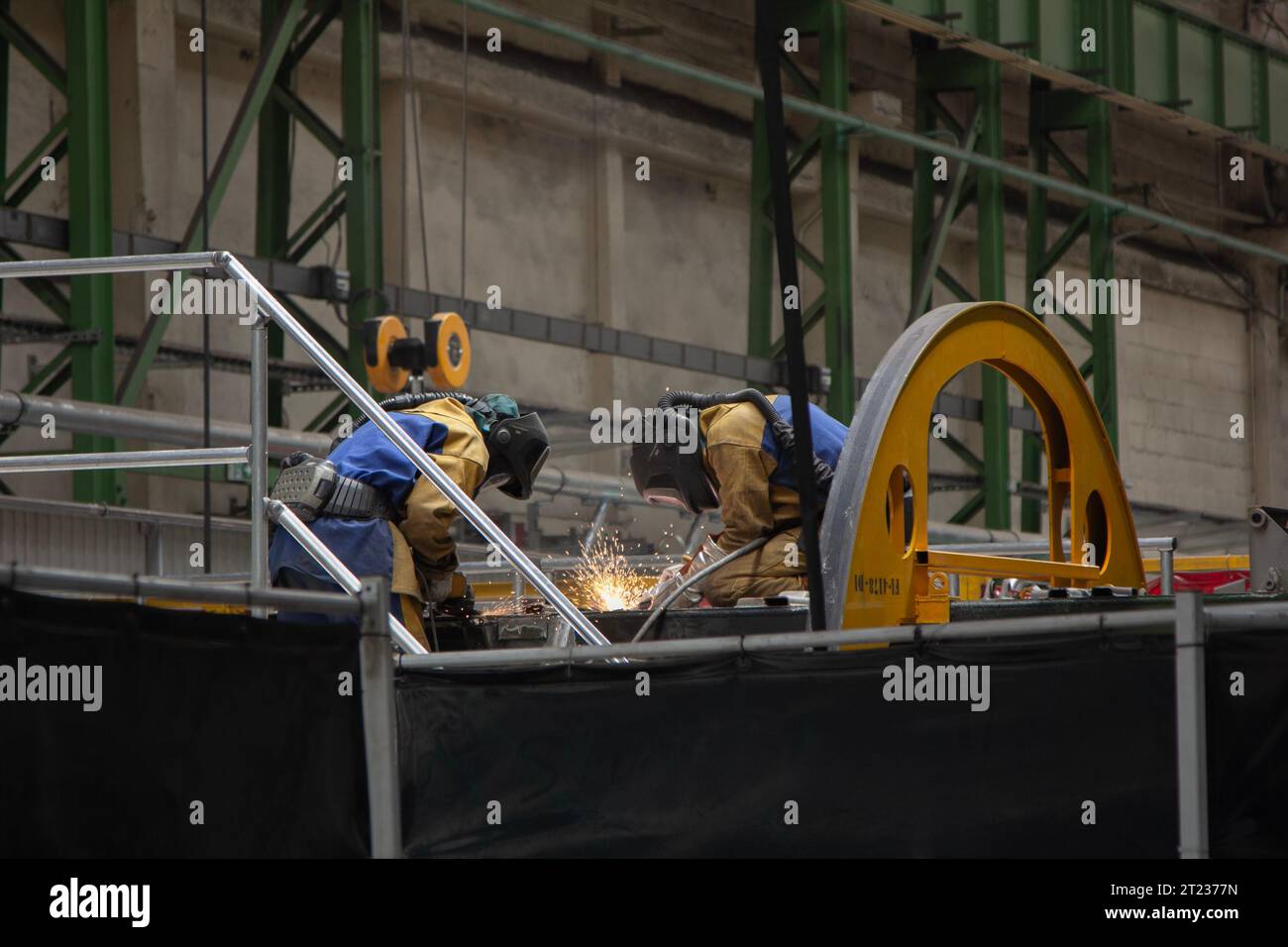Zwei Lötgeräte arbeiten in einer Fabrik in Frankreich. Stockfoto