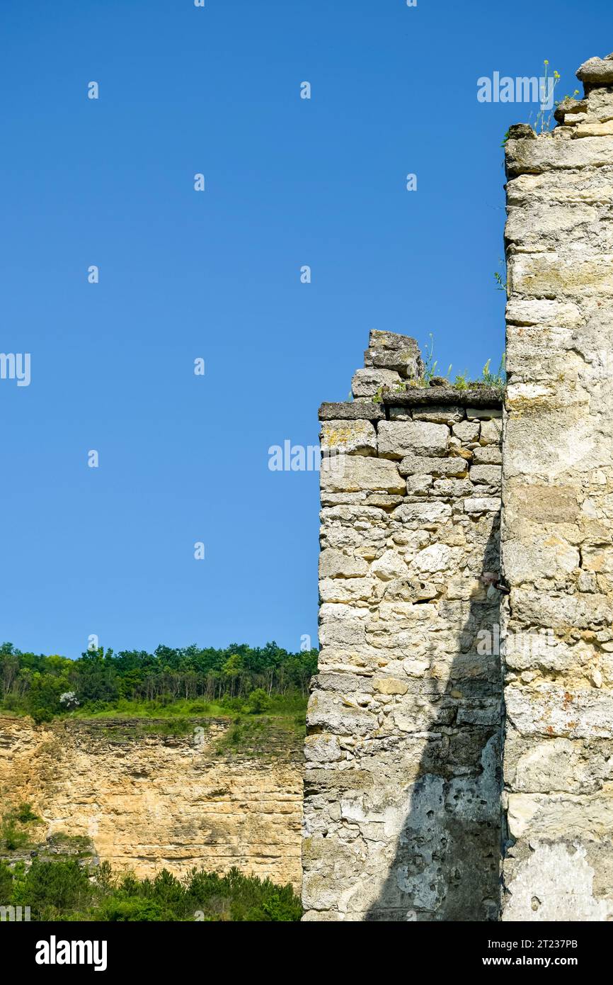 Teil der Mauer eines alten Steingebäudes, das durch die Zeit zerstört wurde, vor dem Hintergrund eines klaren blauen Himmels. Kopierbereich. Selektiver Fokus. Stockfoto Teil der Mauer eines alten Steingebäudes, das durch die Zeit zerstört wurde, vor dem Hintergrund eines klaren blauen Himmels. Kopierbereich. Selektiver Fokus. Stockfoto