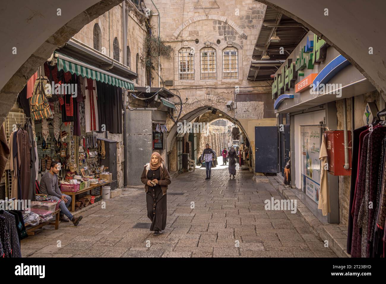 Die Einheimischen und kleine Geschäfte befinden sich auf den Straßen des muslimischen Viertels in der Altstadt von Jerusalem, Israel. Stockfoto
