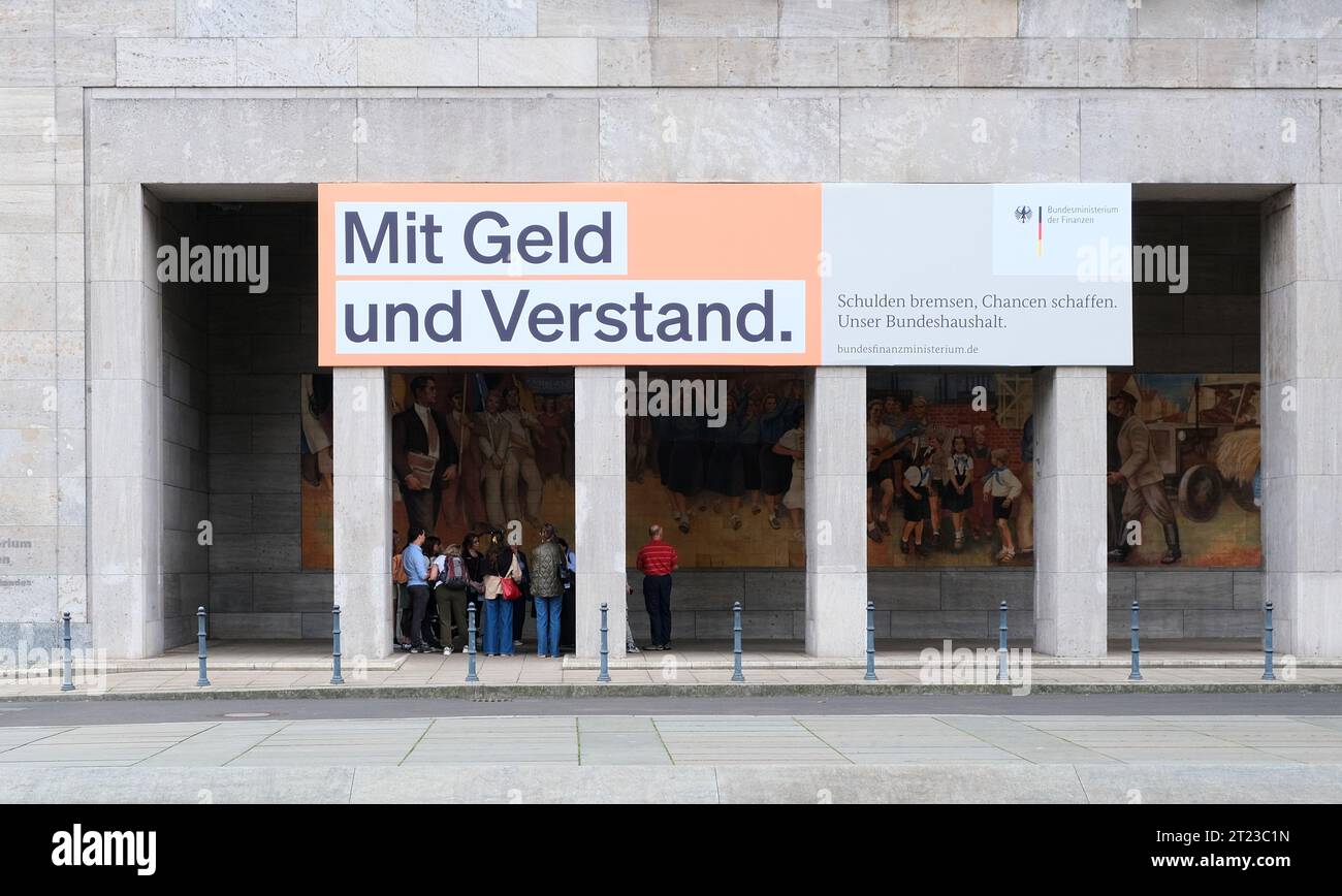 Berlin, 11. Oktober 2023, Poster im Finanzministerium mit der Aufschrift: „Mit Geld und Verstand, Chancen schaffen. Unser föderaler Knospe Stockfoto