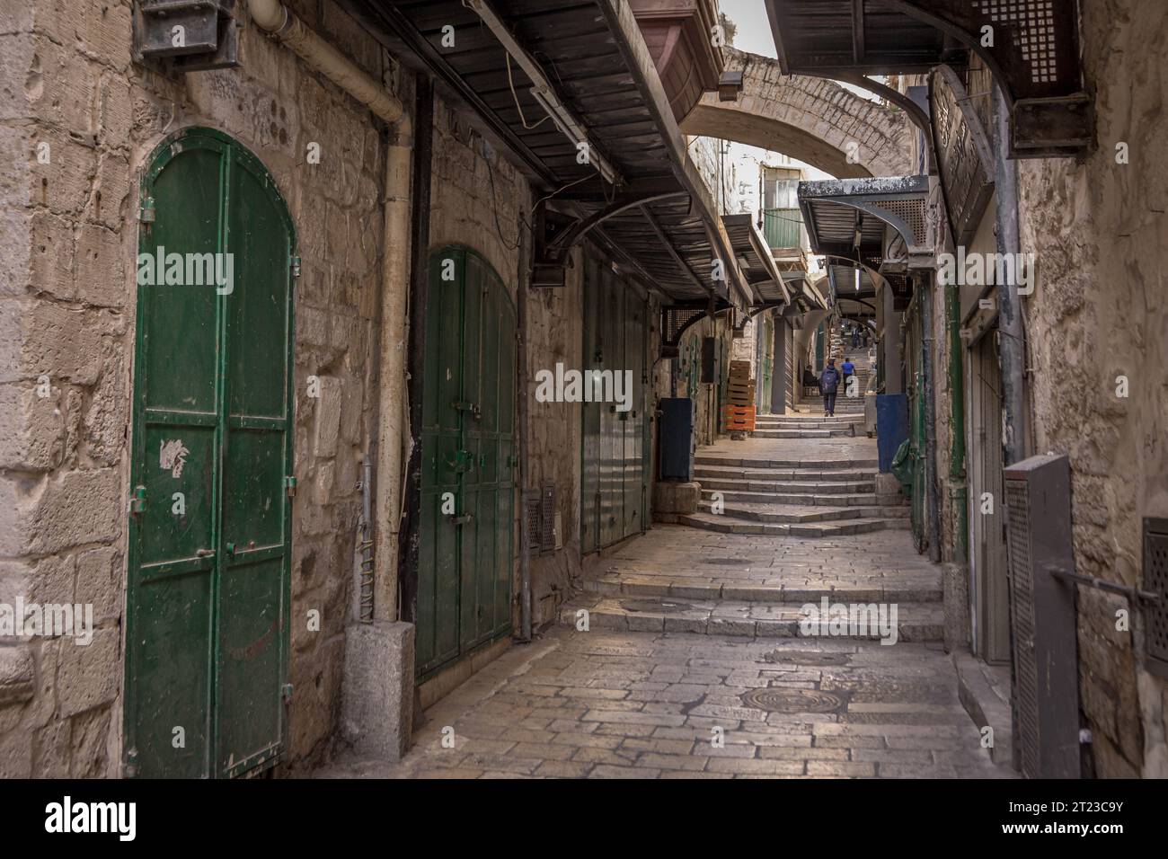 Die leeren Straßen und die Steintreppen der historischen Altstadt von Jerusalem in Israel. Stockfoto