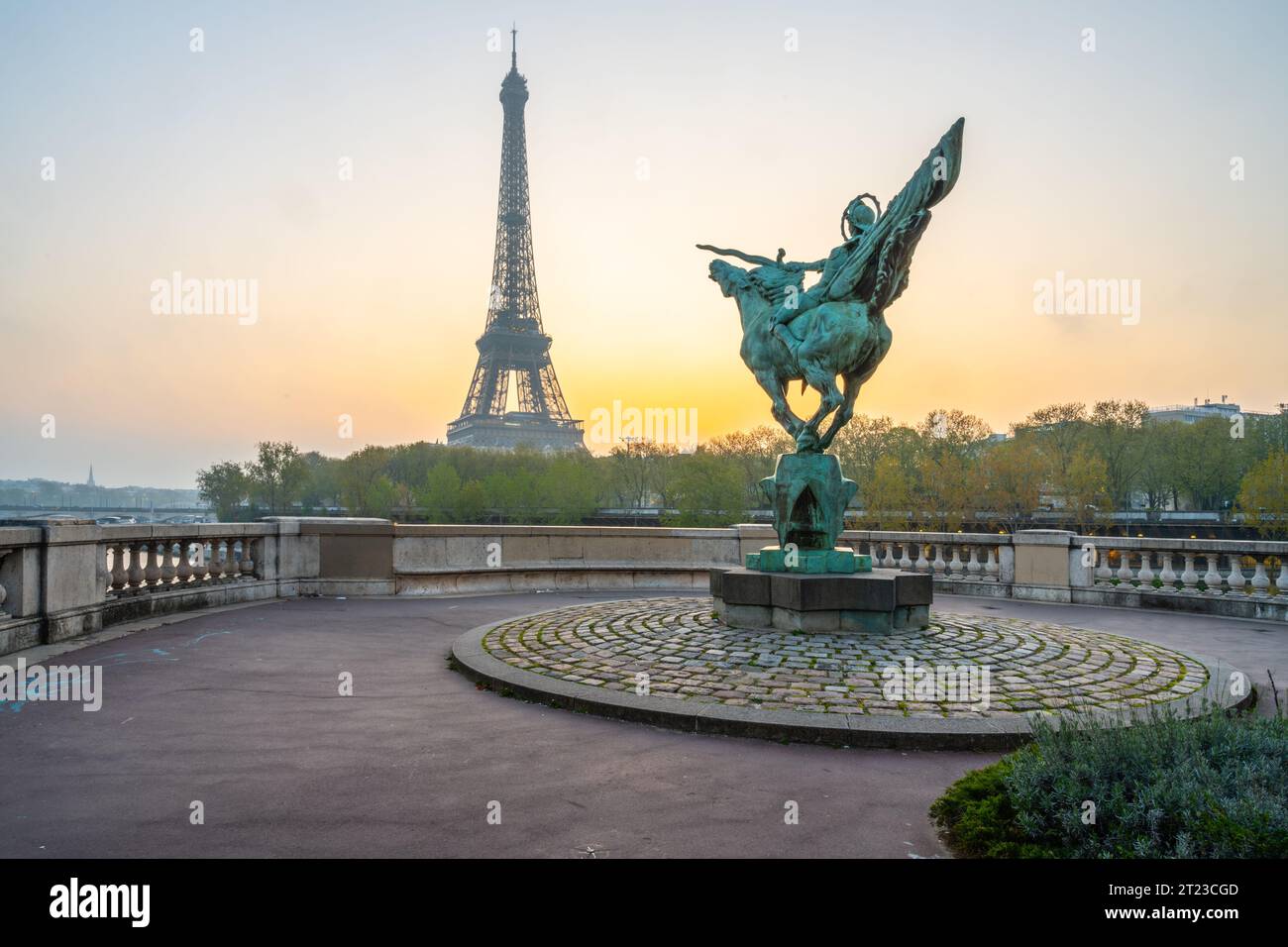 Statue France Reborn, französisch: La France renaissante auf der Bir Hakeim-Brücke mit Eiffelturm im Hintergrund. Paris, Frankreich Stockfoto