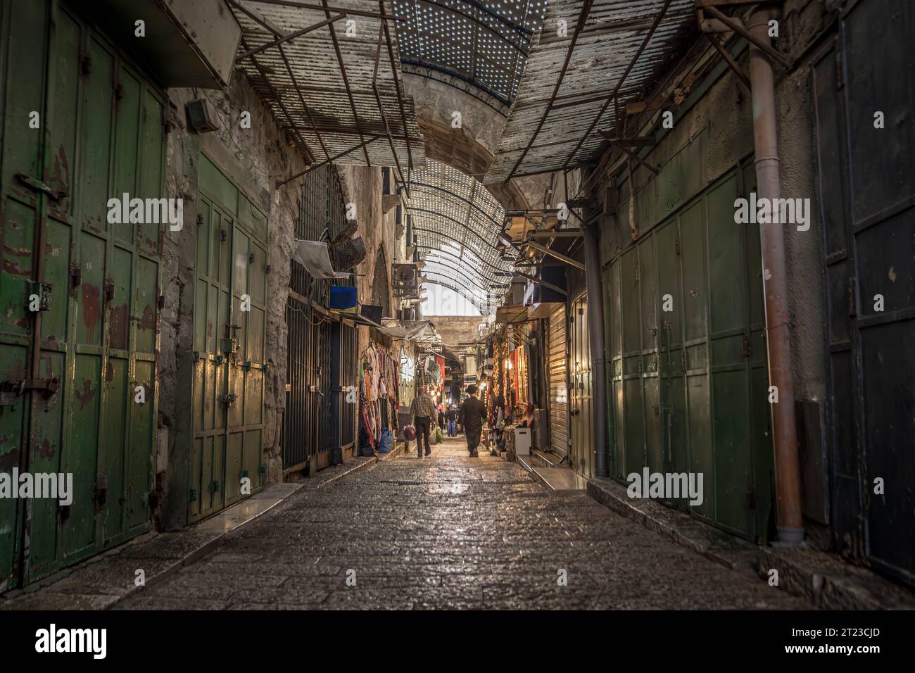 Die Einheimischen und kleine Geschäfte befinden sich auf den Straßen des muslimischen Viertels in der Altstadt von Jerusalem, Israel. Stockfoto