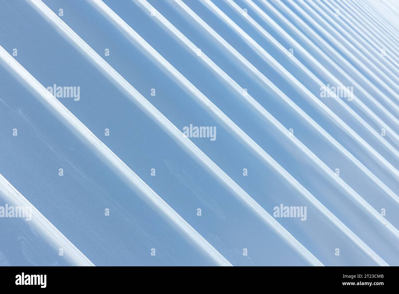Metalldach aus Edelstahlplatten, abstrakte Architektur Hintergrundfoto Stockfoto