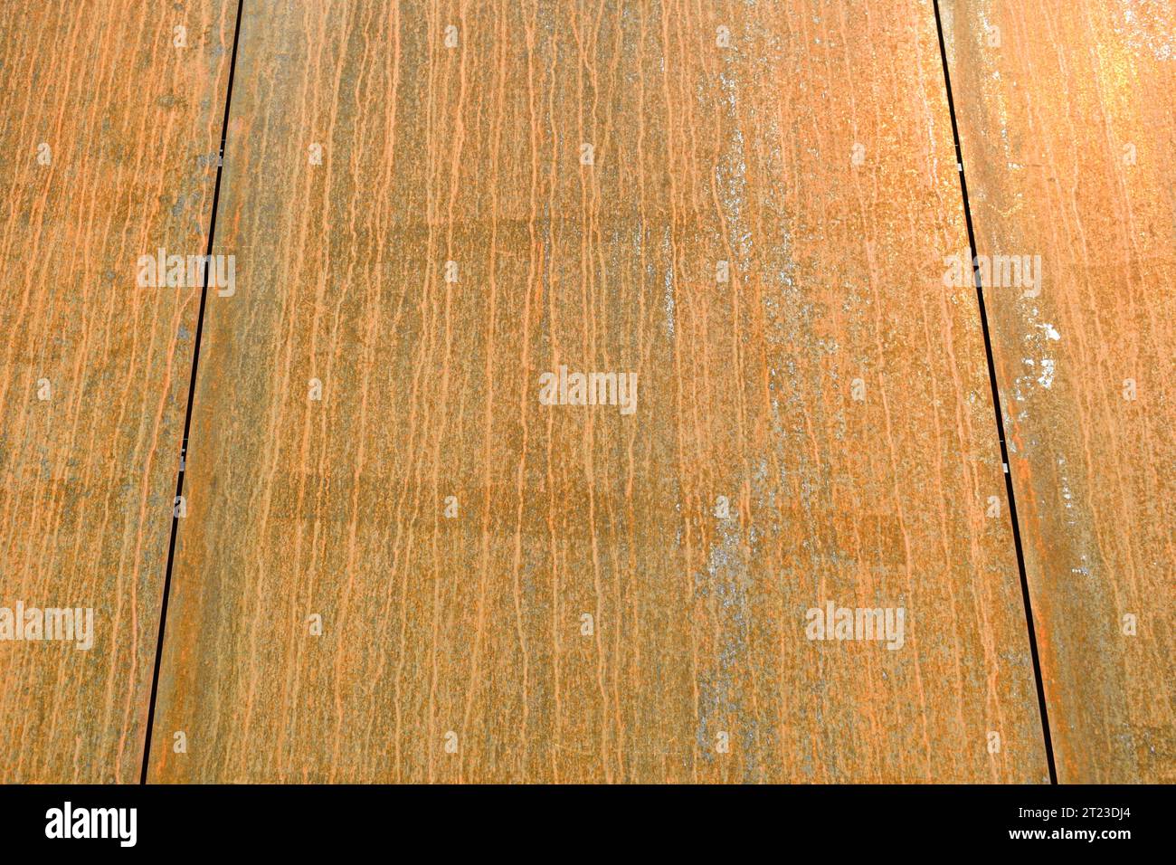 Rostige Oberfläche von verwitterten Stahlfassadenplatten an der Außenseite eines Gebäudes Stockfoto