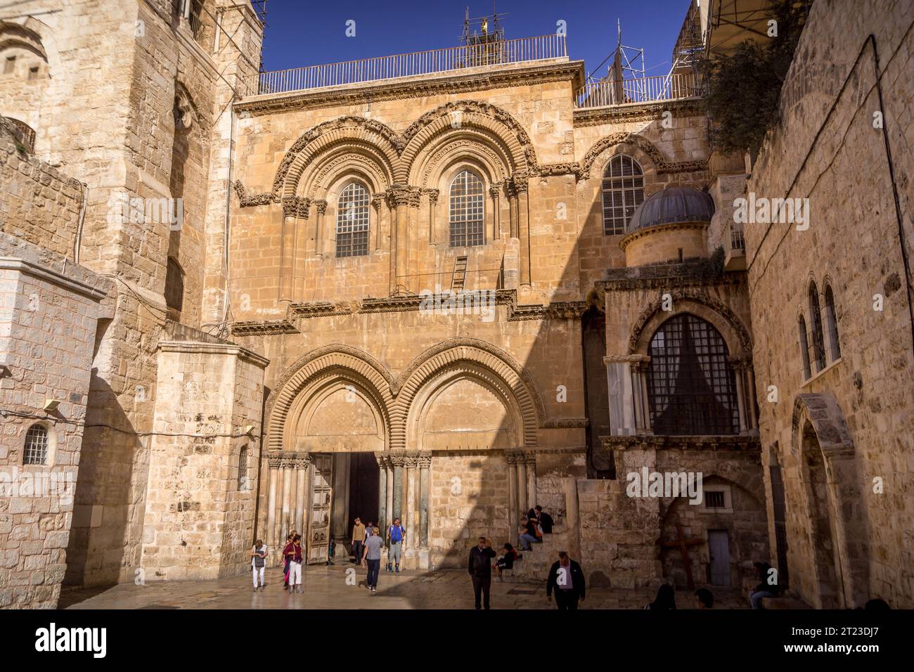 Der Eingang zur Grabeskirche, dem heiligsten christlichen Tempel, in der Altstadt von Jerusalem, Israel. Stockfoto