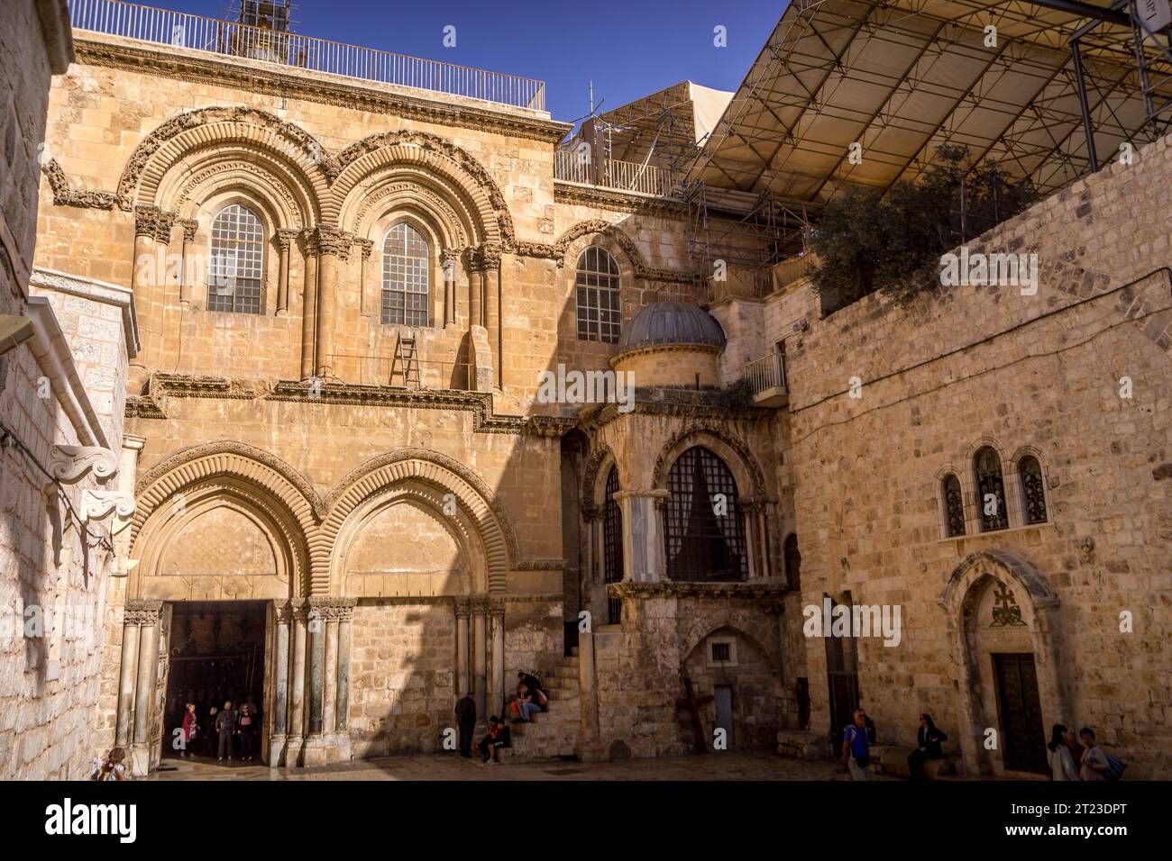 Der Eingang zur Grabeskirche, dem heiligsten christlichen Tempel, in der Altstadt von Jerusalem, Israel. Stockfoto