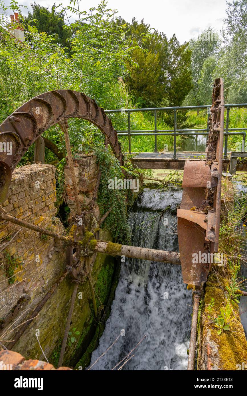 Stillgelegtes Mühlenrad bei der Wassermühle am Fluss Pant bei Great Bardfield Essex Stockfoto