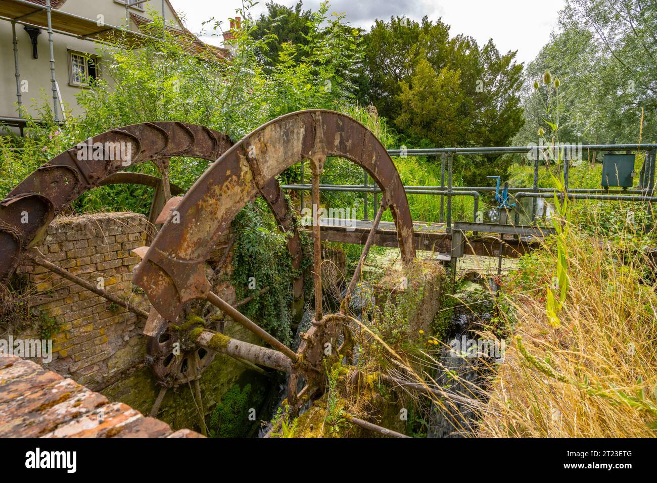 Stillgelegtes Mühlenrad bei der Wassermühle am Fluss Pant bei Great Bardfield Essex Stockfoto