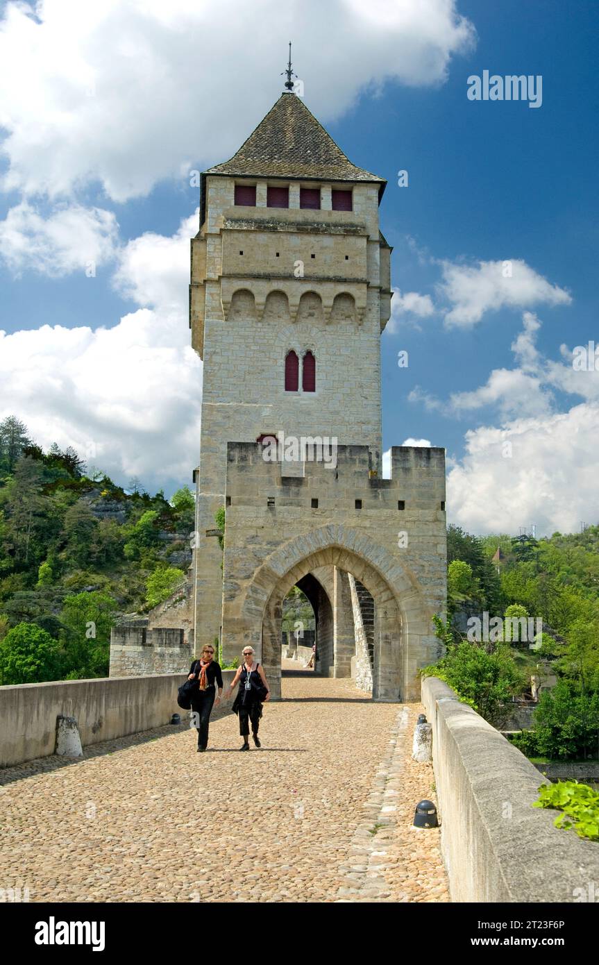 Menschen gehen über die Valentre Bridge, eine befestigte Brücke aus dem 14. Jahrhundert in Cahors, Frankreich Stockfoto