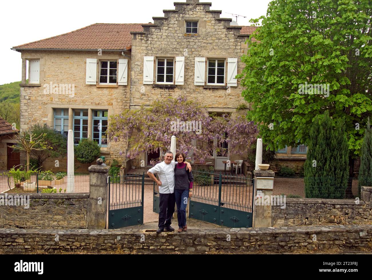 Noelle und Jacues Ratier vor ihrem Restaurant La Recreation in Les Arques, Frankreich Stockfoto