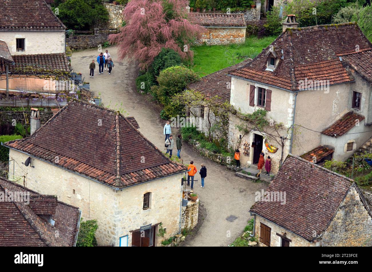 Besucher schlendern durch die Straßen von St. Cirq Lapopie, Frankreich, Stockfoto
