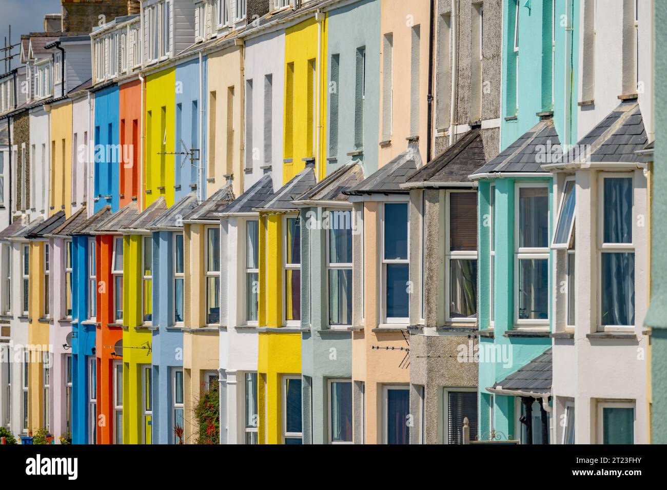 Farbenfrohe Häuser auf Marine Crescent Criccieth North Wales Stockfoto