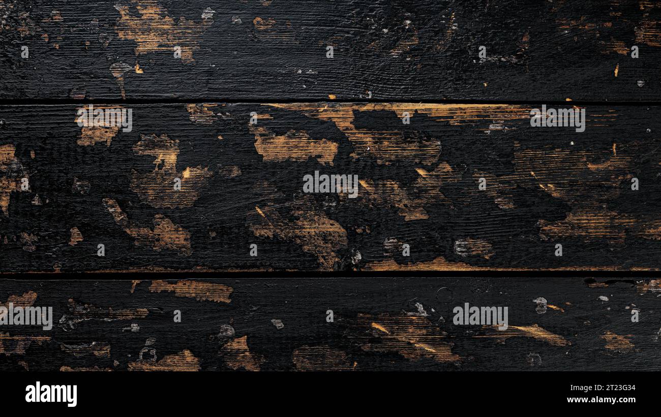 Oberfläche aus altem, dunkel lackiertem Holz: Zerkratzte Holzdiele mit rustikalem Charme Stockfoto