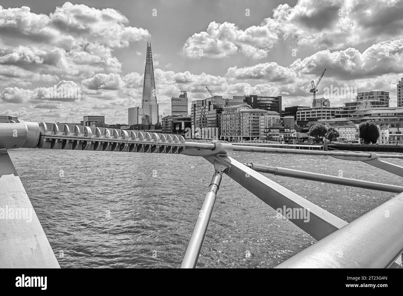 London City Skyline entlang der Themse Fotograf von Millennium Bridge Stockfoto