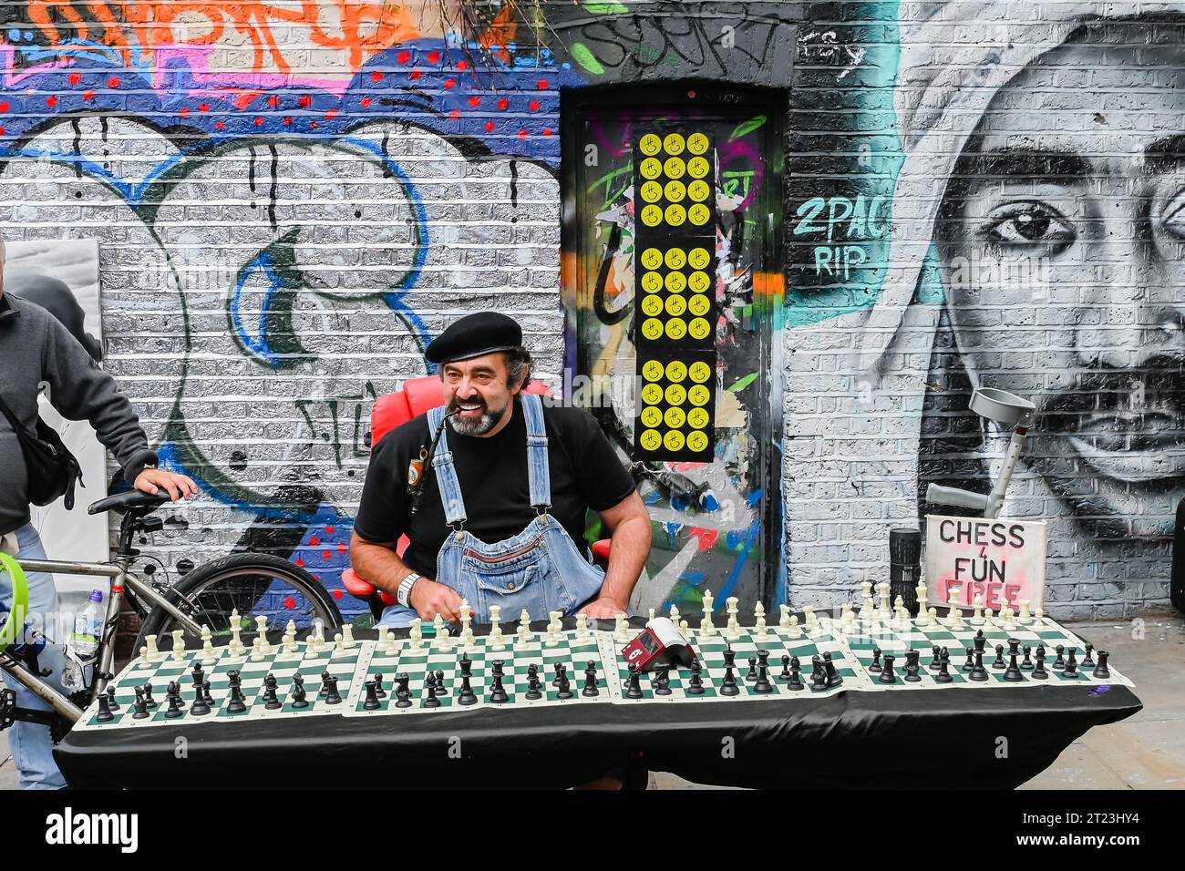 Mann spielt Schach mit Passanten in Brick Lane, London Stockfoto