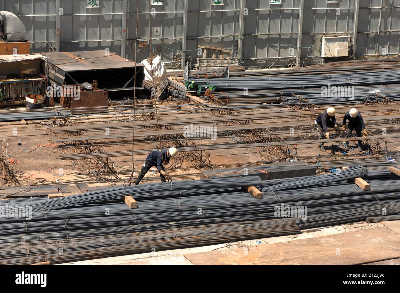 Männer, die Stahlstäbe zur Vorbereitung der Betonfundamente verlegen, Taipeh, Taiwan, Asien. Stockfoto