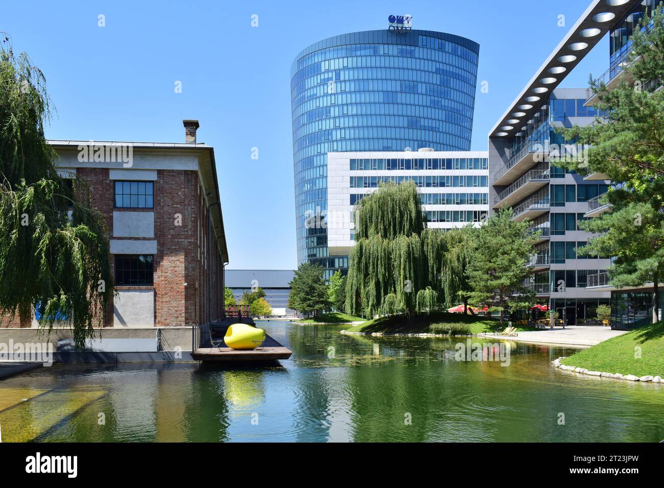 WIEN, ÖSTERREICH - 31. JULI 2020: Blick auf das Viertel zwei, ein modernes Wohn- und Geschäftsviertel in der Leopoldstadt Stockfoto