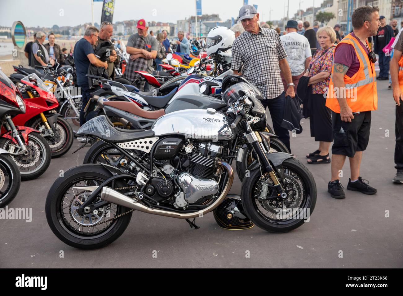 Norton Dominator SS #31 von 50 uk lieferte Dominator Bikes, Weymouth Promenade Bike Club Meeting Social Event, Dorset, England, 2023 Stockfoto