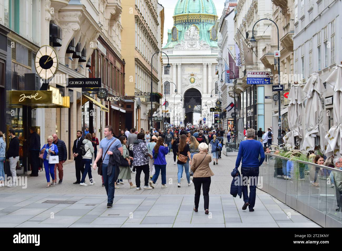 WIEN, ÖSTERREICH - 3. OKTOBER 2020: Blick auf Kohlmarkt, eine Einkaufsstraße im Stadtzentrum von Wien. Stockfoto
