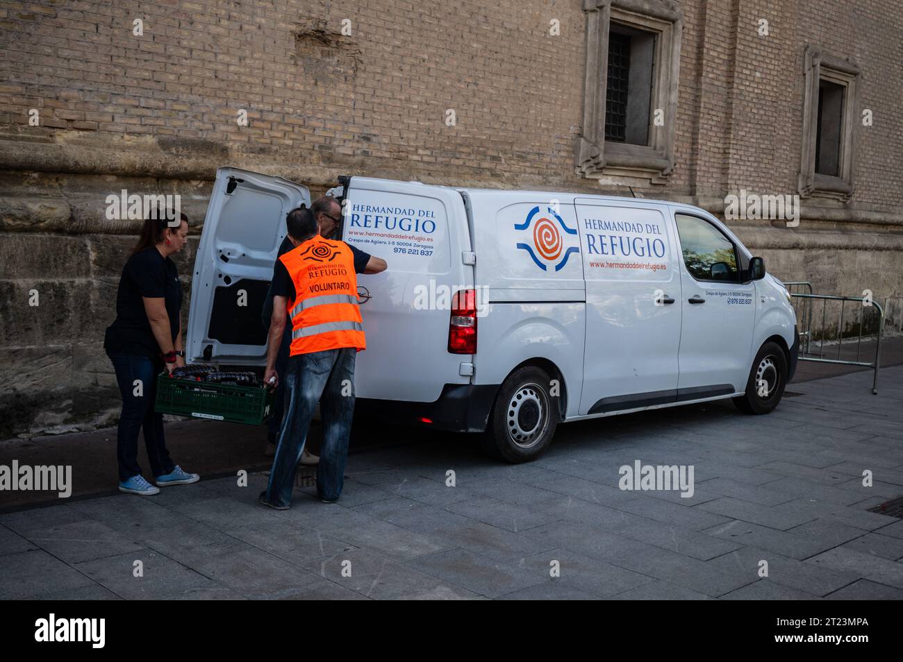 Essensspenden aus der Obstangabe am Morgen des 13. Oktober während der Fiestas del Pilar, Saragossa, Aragon, Spanien Stockfoto