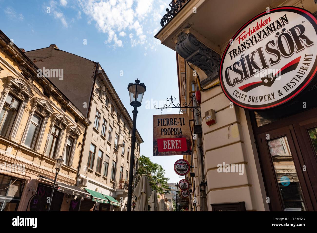 Bukarest, Rumänien. Oktober 2023. Lokale Bars, Cafés und Restaurants in der Großen Altstadt der rumänischen Hauptstadt Bukarest, Rumänien. Stockfoto